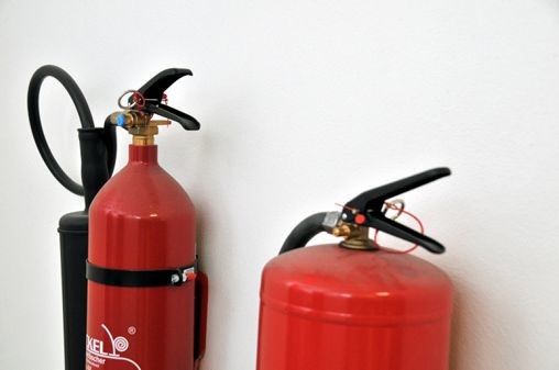 ABC-Pulverfeuerlöscher und CO2-Feuerlöscher